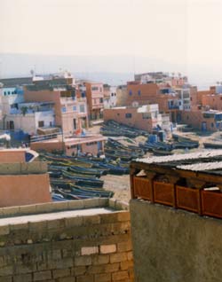Blick auf Fischerhafen von Taghazout  - Häuser mit Klick